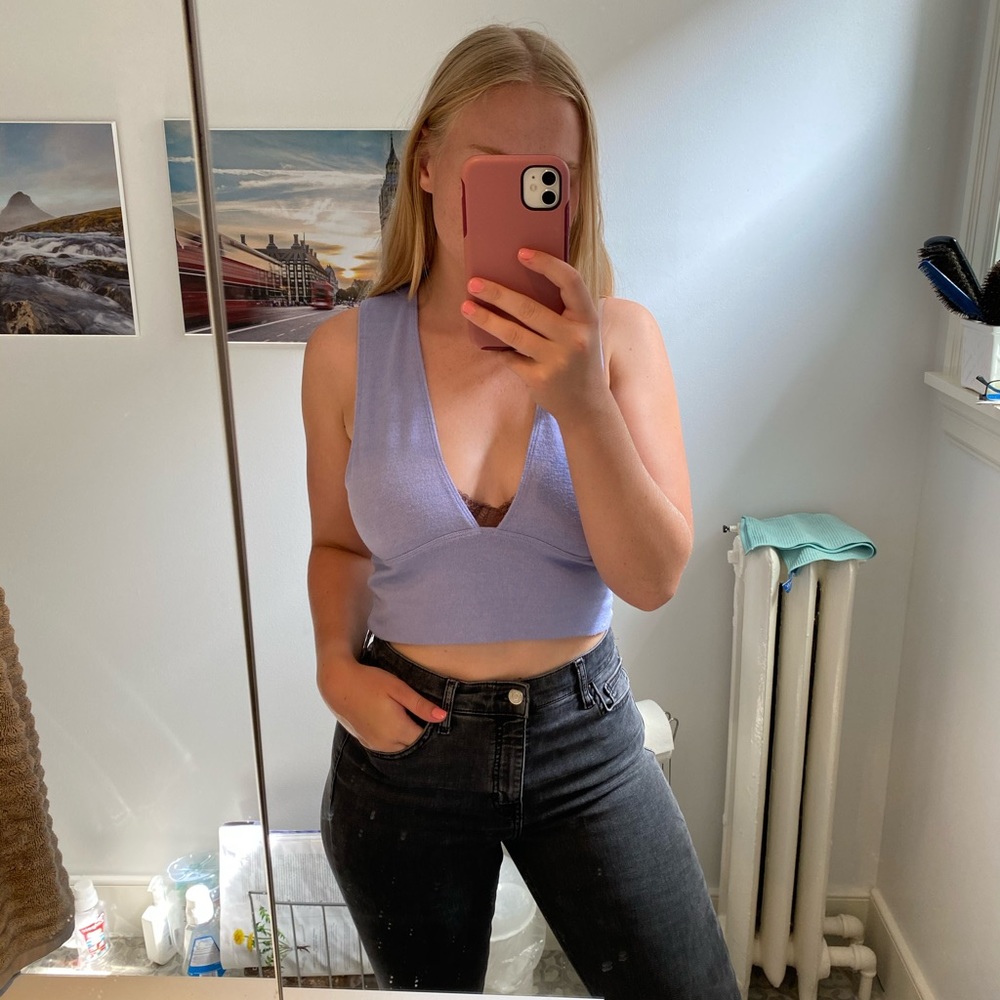 Aritzia/Babaton cropped plunge neck top